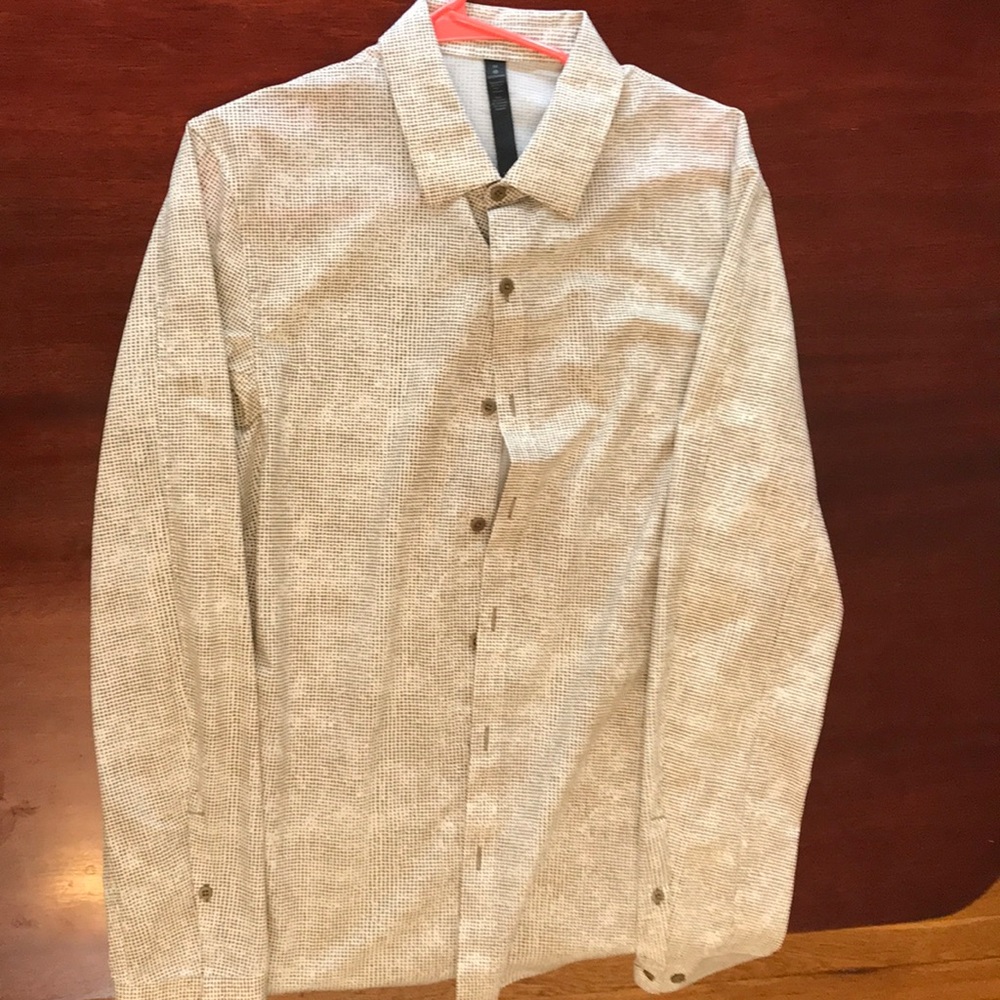 Men’s Lululemon collared button down shirt.